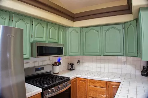 Kitchen - 24757 Basel Dr, Crestline, CA 92325 photo 2 of 7