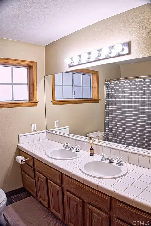Bath - 24757 Basel Dr, Crestline, CA 92325 photo 1 of 1