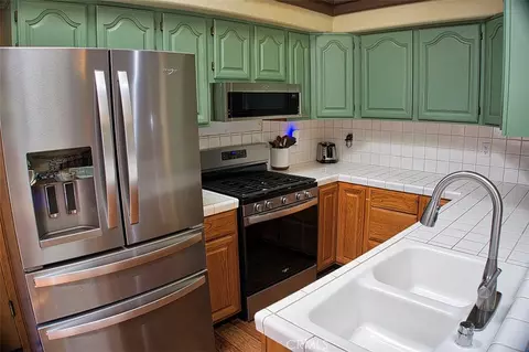 Kitchen - 24757 Basel Dr, Crestline, CA 92325 photo 3 of 7