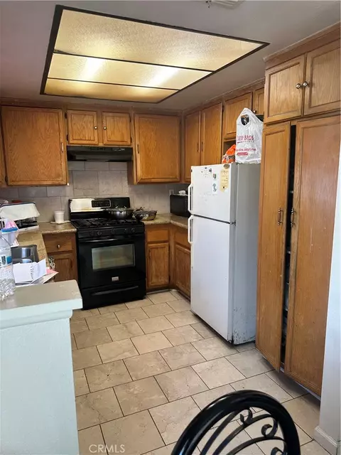Kitchen - 452 Cherry Vista Dr, Perris, CA 92571 photo 2 of 2