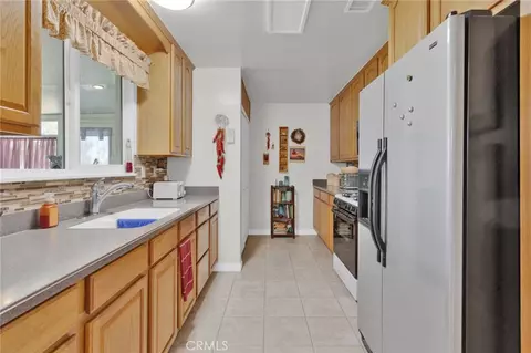 Kitchen - 15884 El Centro St, Hesperia, CA 92345 photo 2 of 4