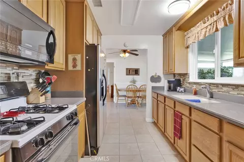 Kitchen - 15884 El Centro St, Hesperia, CA 92345 photo 4 of 4
