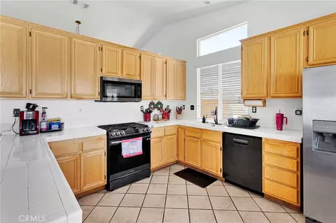 Kitchen - 13863 Coachella Rd, Apple Valley, CA 92307 photo 2 of 3