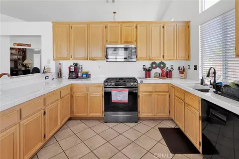Kitchen - 13863 Coachella Rd, Apple Valley, CA 92307 photo 3 of 3