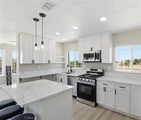 Kitchen - 25735 Santa Rosa Rd, Apple Valley, CA 92308 photo 3 of 4