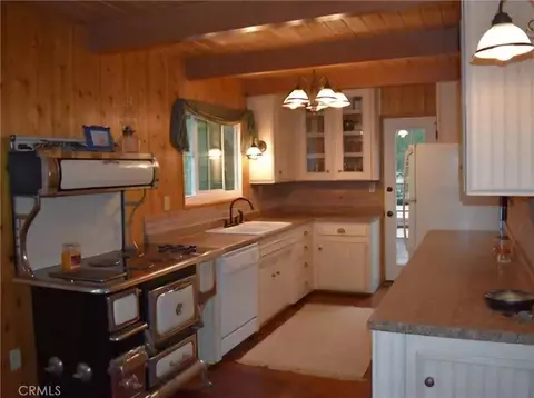 Kitchen - 518 Mountain Vw, Wrightwood, CA 92397 photo 1 of 2