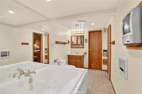 Bath - 858 Poe Ct, Lake Arrowhead, CA 92352 photo 3 of 3