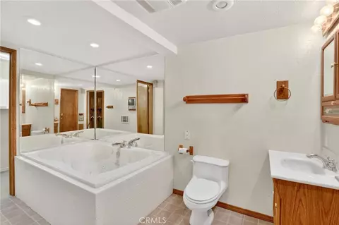 Bath - 858 Poe Ct, Lake Arrowhead, CA 92352 photo 2 of 3