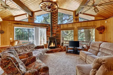 Living - 858 Poe Ct, Lake Arrowhead, CA 92352 photo 3 of 7