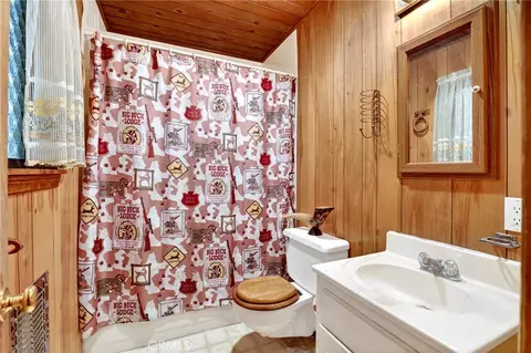 Bath - 858 Poe Ct, Lake Arrowhead, CA 92352 photo 1 of 3
