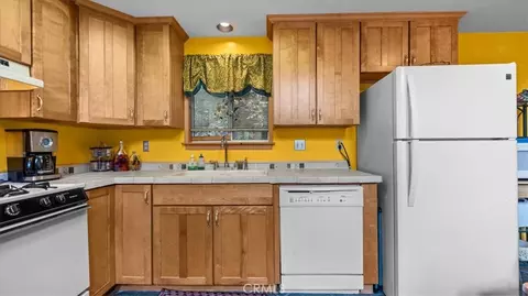 Kitchen - 2254 Spring Oak Dr, Running Springs, CA 92382 photo 3 of 3