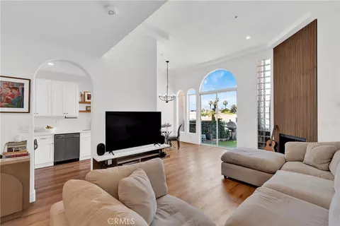4830 Elmwood Ave #302, Los Angeles, CA 90004