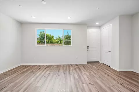 Living - 9194 Waverly Ln, Riverside, CA 92503 photo 3 of 4