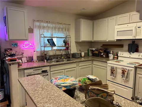 Kitchen - 2825 Del Rosa Rd, Phelan, CA 92371 photo 4 of 9