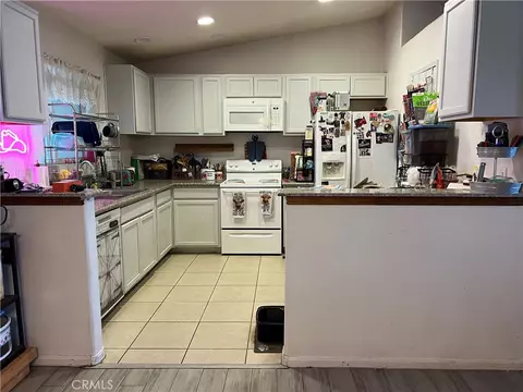 Kitchen - 2825 Del Rosa Rd, Phelan, CA 92371 photo 8 of 9
