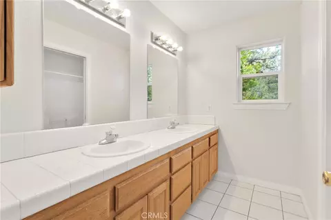 Bath - 1661 Virginia St, Wrightwood, CA 92397 photo 4 of 5