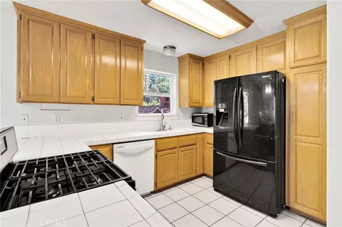 Kitchen - 1661 Virginia St, Wrightwood, CA 92397 photo 1 of 2