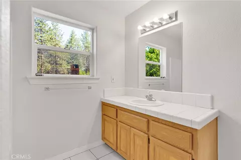 Bath - 1661 Virginia St, Wrightwood, CA 92397 photo 2 of 5