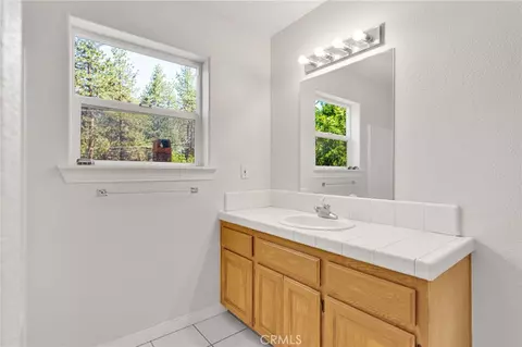Bath - 1661 Virginia St, Wrightwood, CA 92397 photo 2 of 5