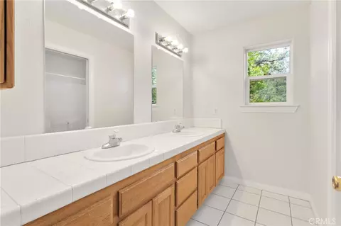 Bath - 1661 Virginia St, Wrightwood, CA 92397 photo 4 of 5