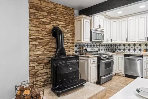 Kitchen - 2371 Spring Aok Dr, Running Springs, CA 92382 photo 2 of 3