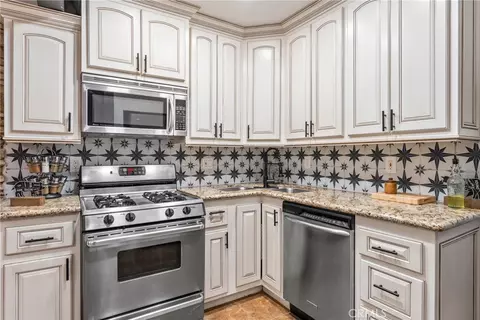 Kitchen - 2371 Spring Aok Dr, Running Springs, CA 92382 photo 3 of 3