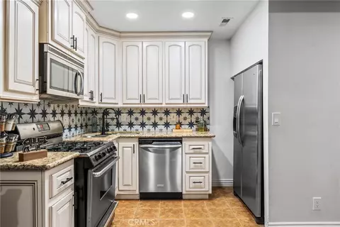 Kitchen - 2371 Spring Aok Dr, Running Springs, CA 92382 photo 1 of 3