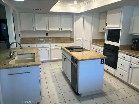 Kitchen - 20187 Itasca, Apple Valley, CA 92308 photo 1 of 3