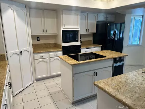 Kitchen - 20187 Itasca, Apple Valley, CA 92308 photo 3 of 3