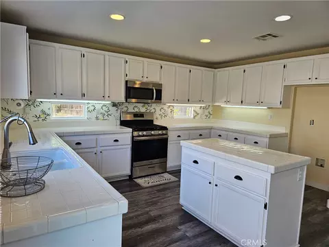 Kitchen - 9375 Agave Dr, Hesperia, CA 92344 photo 2 of 2