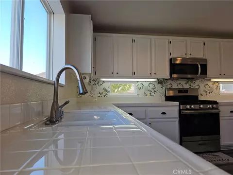Kitchen - 9375 Agave Dr, Hesperia, CA 92344 photo 1 of 2