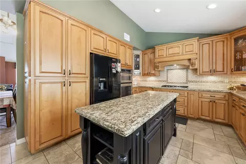 Kitchen - 6691 Orangewood, Highland, CA 92346 photo 4 of 8