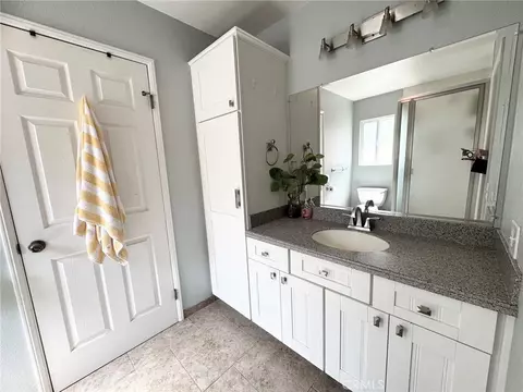 Bath - 6691 Orangewood, Highland, CA 92346 photo 4 of 5