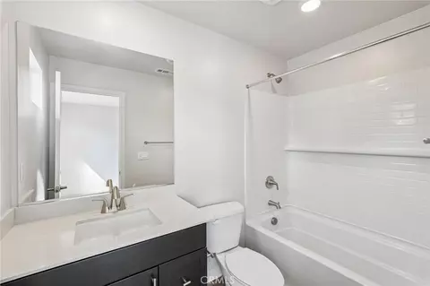 Bath - 9542 Hannah Way, Riverside, CA 92503 photo 2 of 4