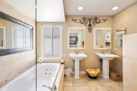 Bath - 1340 Sunrise Cir S, Upland, CA 91784 photo 3 of 4