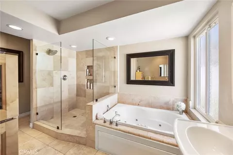 Bath - 1340 Sunrise Cir S, Upland, CA 91784 photo 4 of 4