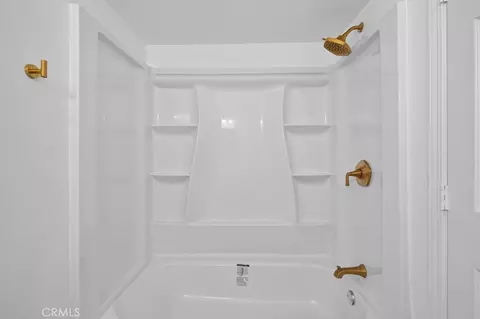 Bath - 4834 Hedrick Ave, Riverside, CA 92505 photo 4 of 4