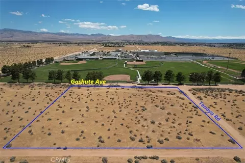 35 Tenaya Rd, Apple Valley, CA 92307