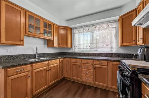 Kitchen - 30 Camelback N, Carson, CA 90745 photo 4 of 5