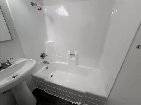 Bath - 813 Doyle Ave, Redlands, CA 92374 photo 2 of 5