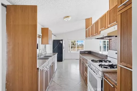 Kitchen - 13378 Paramount Rd, Phelan, CA 92371 photo 2 of 4