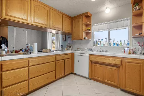 Kitchen - 18215 Carob, Hesperia, CA 92345 photo 1 of 2