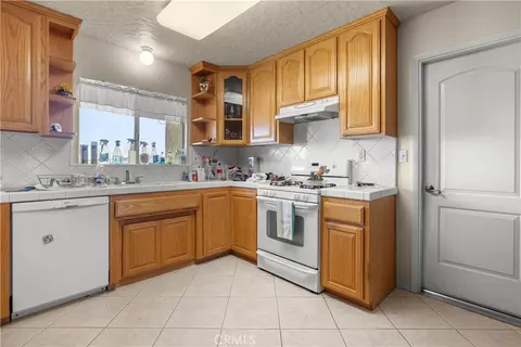 Kitchen - 18215 Carob, Hesperia, CA 92345 photo 2 of 2