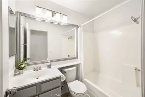 Bath - 13484 Columbus Ct, Fontana, CA 92336 photo 2 of 3