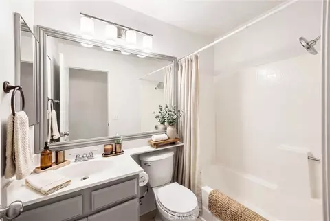 Bath - 13484 Columbus Ct, Fontana, CA 92336 photo 1 of 3