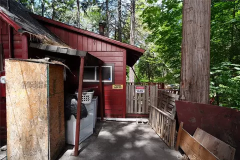 Exterior - 25020 Moon Dr, Crestline, CA 92325 photo 4 of 8