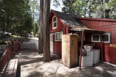 Exterior - 25020 Moon Dr, Crestline, CA 92325 photo 3 of 8