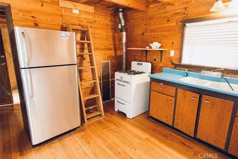 Kitchen - 25020 Moon Dr, Crestline, CA 92325 photo 2 of 2