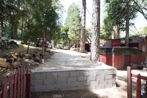 Exterior - 25020 Moon Dr, Crestline, CA 92325 photo 7 of 8