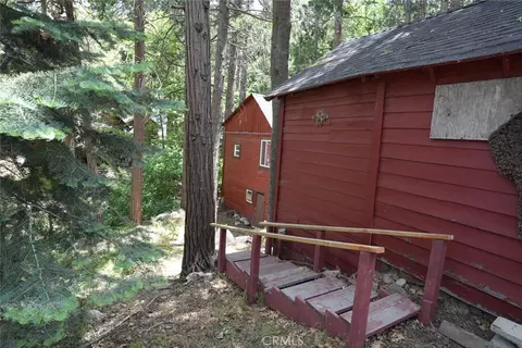 Exterior - 25020 Moon Dr, Crestline, CA 92325 photo 2 of 8